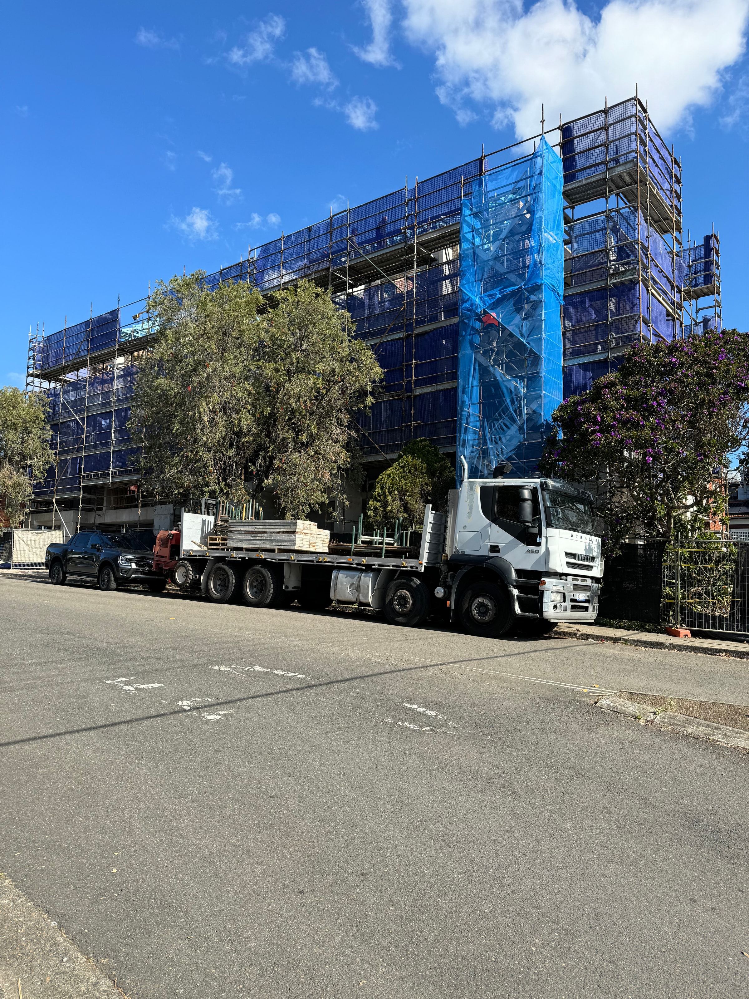 Ozscaf truck delivering scaffold to a commercial site